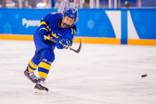 Sabina Küller of Sweden scores 1-0 in the Women's Ice
