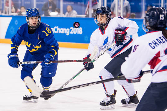Anna Borgqvist of Sweden and Han Soojin of Korea in the