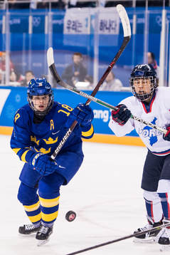 Anna Borgqvist of Sweden and Han Soojin of Korea in the