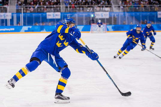Fanny Rask of Sweden scores 5-1 in the Women's Ice Hockey