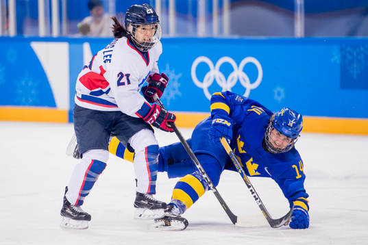 Sabina Küller of Sweden and Yeon Jeong Lee of Korea in the
