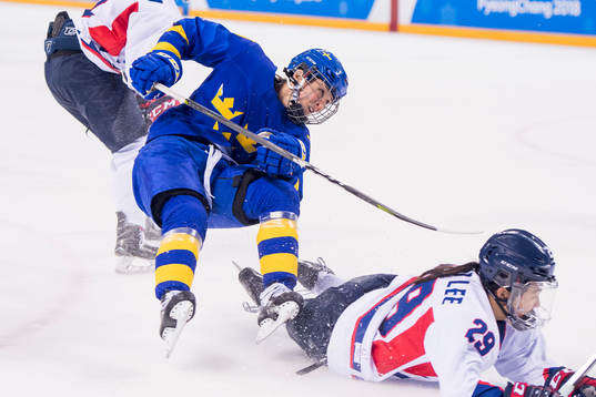 Maria Lindh of Sweden and Jingyu Lee of Korea in the