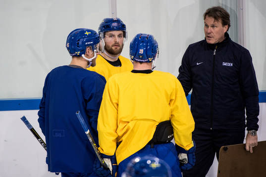 Johan Garpenlöv assistant coach of Sweden going through