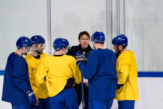 Johan Garpenlöv assistant coach of Sweden going through