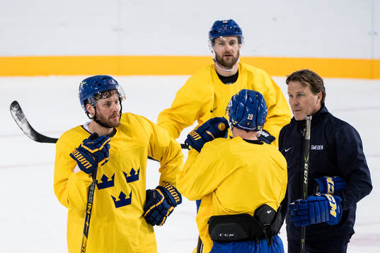 Johan Garpenlöv assistant coach of Sweden talks to Linus