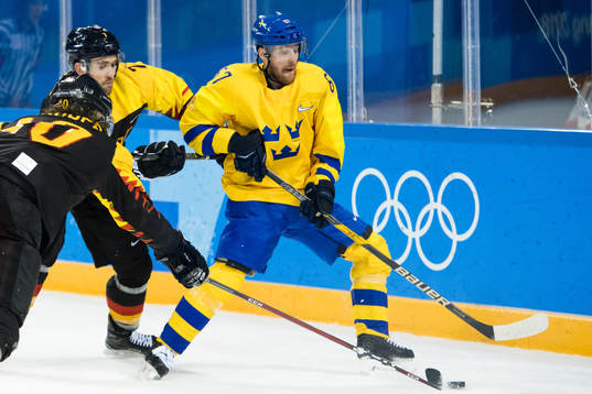 Daryl Boyle of Germany and Linus Omark of Sweden in the