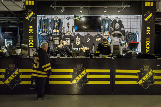 s souvenirshop innan ishockeymatchen i Hockeyallsvenskan