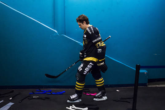s Eric Castonguay innan ishockeymatchen i Hockeyallsvenskan