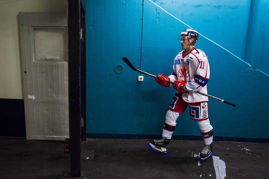 Västerviks André Astley Rydberg innan ishockeymatchen i
