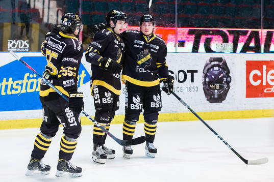 s Jesper Fröden jublar med lagkamrater