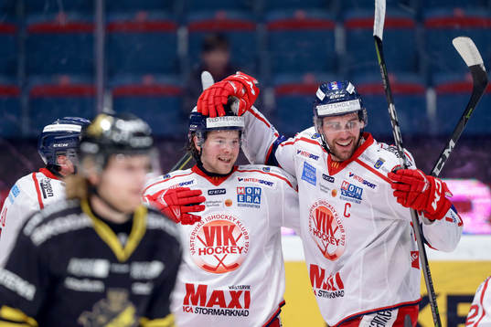Västerviks Victor Öhman jublar med lagkamrater