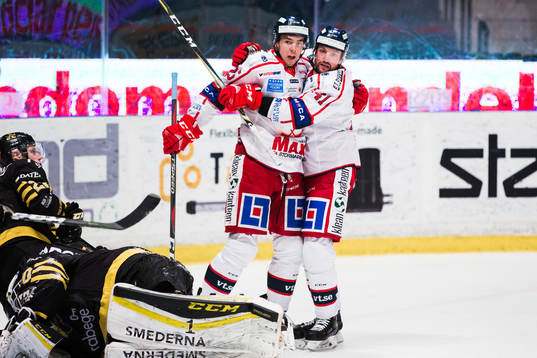 Västerviks Patrik Blomberg jublar med Joacim Hedblad