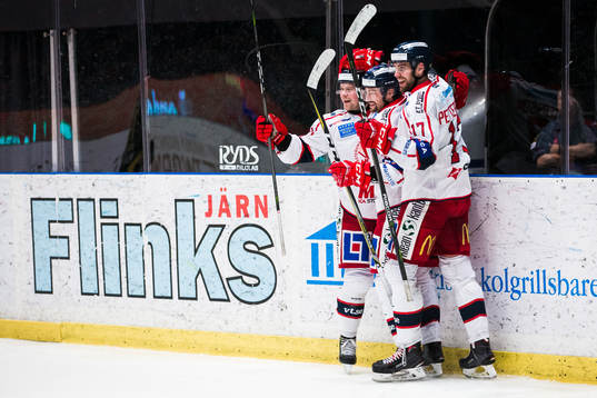 Västerviks Victor Öhman jublar med Joacim Hedblad och Dan