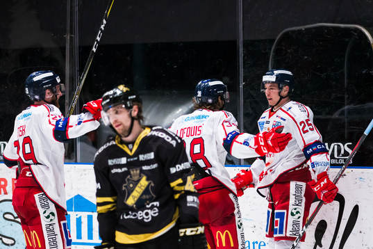 Västerviks Patrik Blomberg jublar med Lukas Löfquist och
