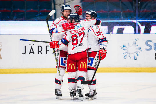 Västerviks Alexander Wiklund jublar med Emil Georgsson och