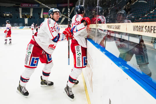 Västerviks Patrik Blomberg och Christopher Fish jublar