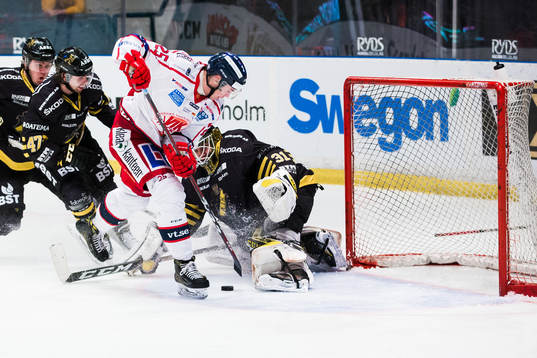 Västerviks Patrik Blomberg på väg att göra 3-6 bakom