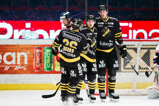 s Joakim Thelin jublar med Jesper Fröden och Jens Jakobs