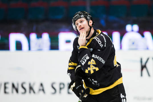 s Clay Wilson tar sig för munnen