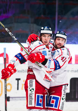 Västerviks Patrik Blomberg jublar med Joacim Hedblad
