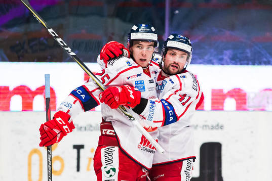 Västerviks Patrik Blomberg jublar med Joacim Hedblad
