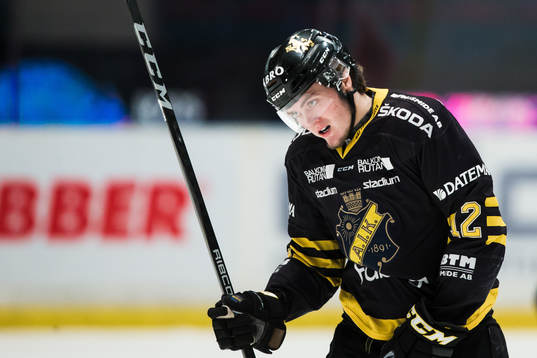 s Max Lindholm deppar