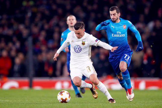 Östersunds Jamie Hopcutt och Arsenals Henrikh Mkhitaryan