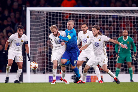 Östersunds Curtis Edwards och Tom Pettersson stoppar