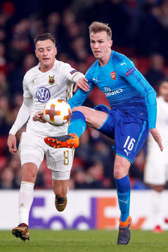 Östersunds Jamie Hopcutt och Arsenals Rob Holding