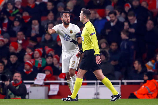 Östersunds Brwa Nouri pratar med domare Ivan Kruzliak