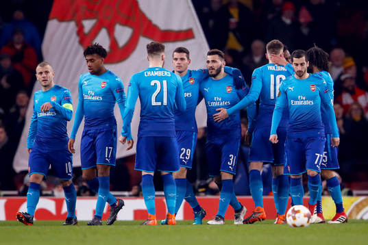 Arsenals Sead Kolasinac jublar med lagkamrater