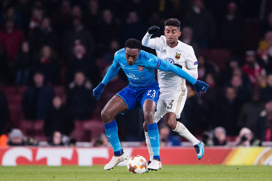 Arsenals Danny Welbeck i kamp om bollen med Östersunds