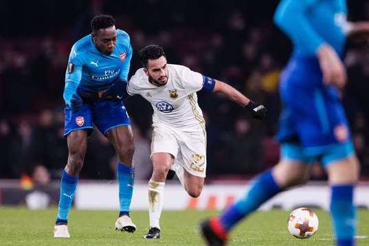 Arsenals Danny Welbeck i kamp om bollen med Östersunds