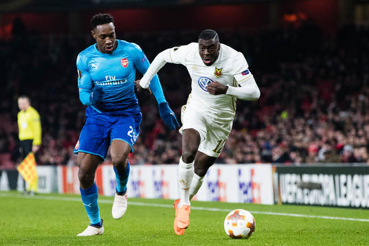 Arsenals Danny Welbeck jagar Östersunds Ken Sema