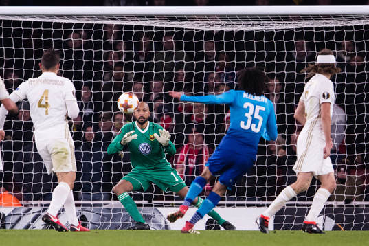 Arsenals Mohamed Elneny med ett skott mot Östersunds