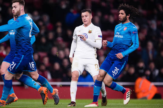 Östersunds Jamie Hopcutt och Arsenals Mohamed Elneny