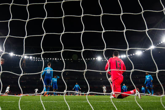 Arsenals målvakt David Ospina deppar
