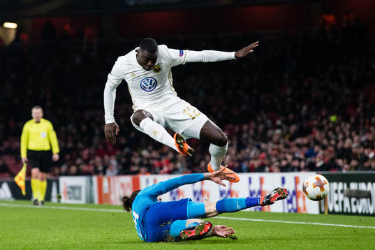 Arsenals Hector Bellerin rensar undan bollen för