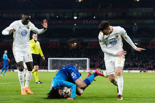 Arsenals Mohamed Elneny går omkull i en närkamp med