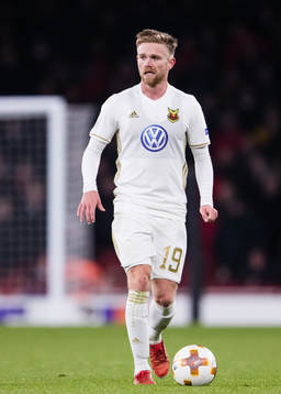 Östersunds Dennis Widgren med bollen