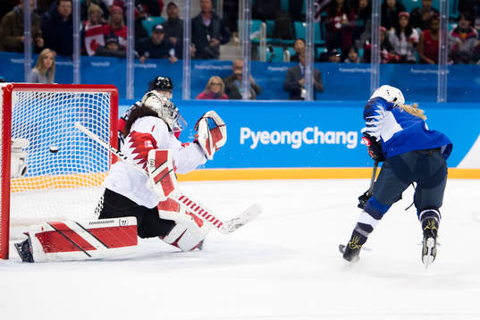 Monique Lamoureux-Morando of USA scores the 2-2 goal