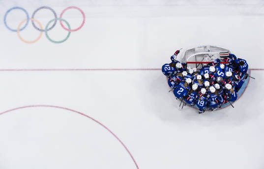 Players of USA huddle prior the Women's ice hockey final