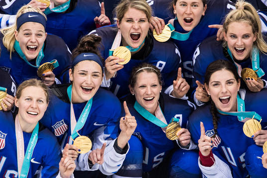 Players of USA celebrates with their gold medals