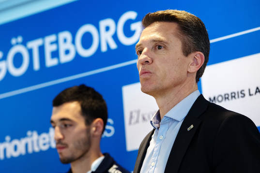 Sportchef Mats Gren när Giorgi Kharaishvili (i bakgrunden)