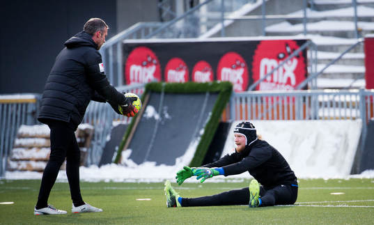 Örebros nya målvakt Mathias Karlsson värmer upp