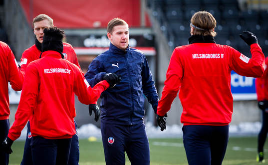 Helsingborgspelarna gör high five innan