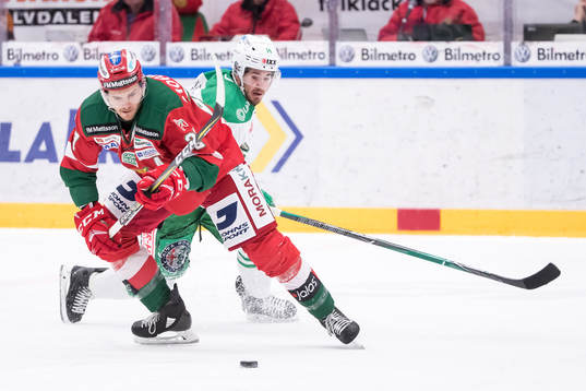 Rögles Stephen Perfetto  jagar Moras Matt Bailey  i