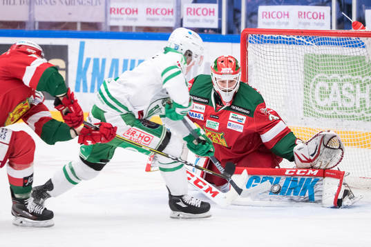 Moras målvakt Christian Engstrand räddar chans från