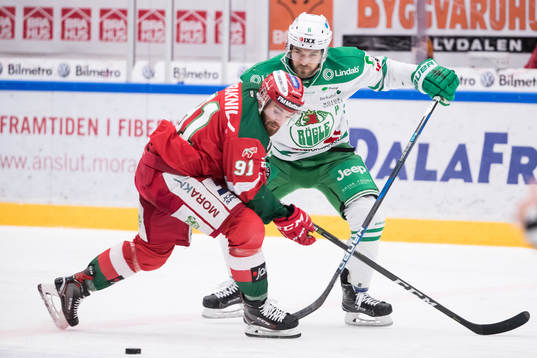 Moras Jacob Lagacé och Rögles Craig Schira  i