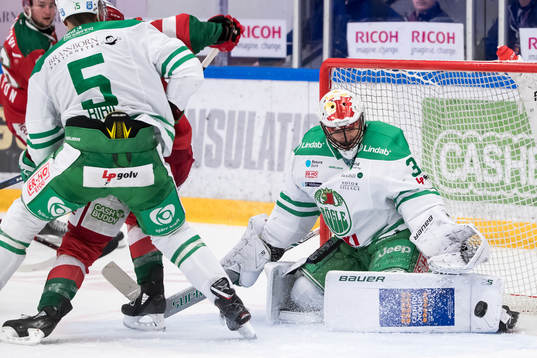 Rögles målvakt Justin Pogge räddar i ishockeymatchen i